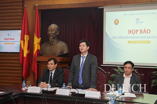 Thứ trưởng Bộ VHTTDL Lê Quang Tùng phát biểu tại buổi họp báo